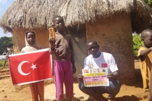 Afrika Uganda yoksul köylerinde ekmek dağıtımı yapıldı 