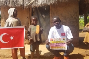 Afrika Uganda yoksul köylerinde ekmek dağıtımı yapıldı 
