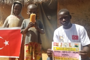 Afrika Uganda yoksul köylerinde ekmek dağıtımı yapıldı 