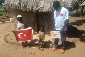 Afrika Uganda yoksul köylerinde ekmek dağıtımı yapıldı 