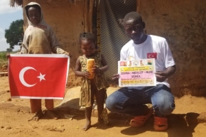 Afrika Uganda yoksul köylerinde ekmek dağıtımı yapıldı 