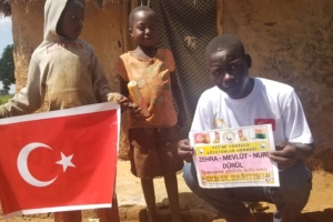 Afrika Uganda yoksul köylerinde ekmek dağıtımı yapıldı 