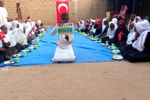 Afrika Çad yemek dağıtımlarımız devam ediyor Yetimi yoksulu gozetenler derneği 