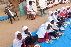 Afrika Çad yemek dağıtımlarımız devam ediyor Yetimi yoksulu gozetenler derneği 