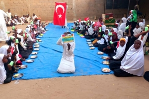 Afrika Çad yemek dağıtımlarımız devam ediyor Yetimi yoksulu gozetenler derneği 