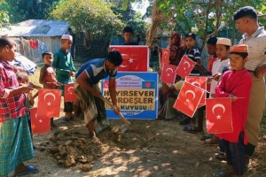 Bangladeş'in yoksul köyünde hayırsever kardeşler su kuyusu temel atma ve sondaj işlemleri yapıldıı