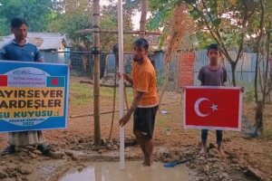Bangladeş'in yoksul köyünde hayırsever kardeşler su kuyusu temel atma ve sondaj işlemleri yapıldıı