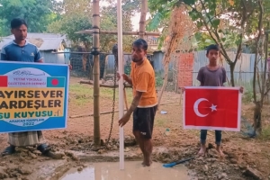 Bangladeş'in yoksul köyünde hayırsever kardeşler su kuyusu temel atma ve sondaj işlemleri yapıldıı