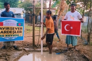 Bangladeş'in yoksul köyünde hayırsever kardeşler su kuyusu temel atma ve sondaj işlemleri yapıldıı