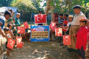 Bangladeş'in yoksul köyünde hayırsever kardeşler su kuyusu temel atma ve sondaj işlemleri yapıldıı