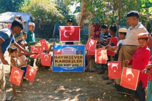 Bangladeş'in yoksul köyünde hayırsever kardeşler su kuyusu temel atma ve sondaj işlemleri yapıldıı