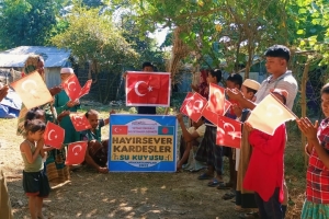 Bangladeş'in yoksul köyünde hayırsever kardeşler su kuyusu temel atma ve sondaj işlemleri yapıldıı