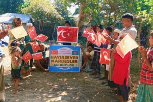 Bangladeş'in yoksul köyünde hayırsever kardeşler su kuyusu temel atma ve sondaj işlemleri yapıldıı