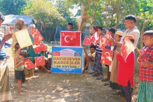 Bangladeş'in yoksul köyünde hayırsever kardeşler su kuyusu temel atma ve sondaj işlemleri yapıldıı