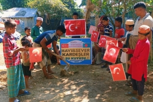 Bangladeş'in yoksul köyünde hayırsever kardeşler su kuyusu temel atma ve sondaj işlemleri yapıldıı