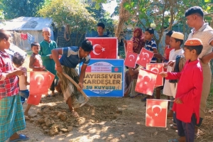Bangladeş'in yoksul köyünde hayırsever kardeşler su kuyusu temel atma ve sondaj işlemleri yapıldıı
