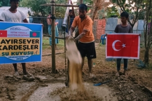 Bangladeş'in yoksul köyünde hayırsever kardeşler su kuyusu temel atma ve sondaj işlemleri yapıldıı