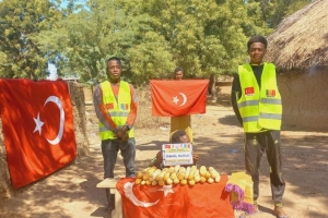 Afrika Çad köylerinde ekmek dağıtımı 