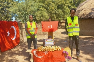 Afrika Çad köylerinde ekmek dağıtımı 