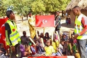 Afrika Çad köylerinde ekmek dağıtımı 