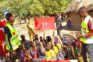 Afrika Çad köylerinde ekmek dağıtımı 