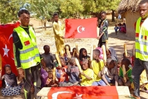 Afrika Çad köylerinde ekmek dağıtımı 