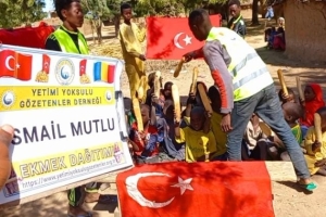 Afrika Çad köylerinde ekmek dağıtımı 