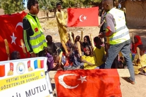 Afrika Çad köylerinde ekmek dağıtımı 