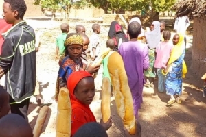 Afrika Çad köylerinde ekmek dağıtımı 
