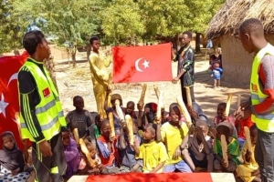 Afrika Çad köylerinde ekmek dağıtımı 