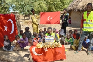 Afrika Çad köylerinde ekmek dağıtımı 
