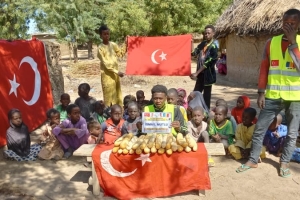 Afrika Çad köylerinde ekmek dağıtımı 