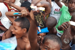 Madagaskar köylerinde çocukları sevindirme çikolata dağıtımı 