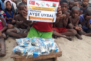 Madagaskar köylerinde çocukları sevindirme çikolata dağıtımı 