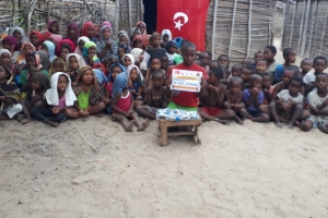 Madagaskar köylerinde çocukları sevindirme çikolata dağıtımı 