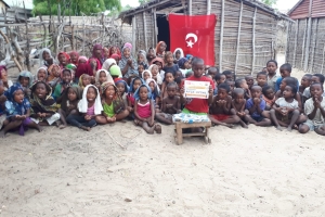 Madagaskar köylerinde çocukları sevindirme çikolata dağıtımı 