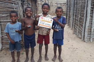 Madagaskar köylerinde çocukları sevindirme çikolata dağıtımı 