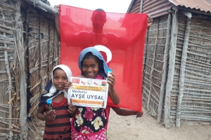 Madagaskar köylerinde çocukları sevindirme çikolata dağıtımı 