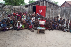 Madagaskar köylerinde çocukları sevindirme çikolata dağıtımı 