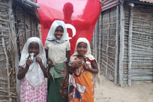 Madagaskar köylerinde çocukları sevindirme çikolata dağıtımı 