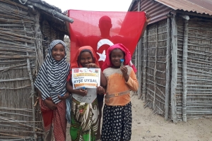 Madagaskar köylerinde çocukları sevindirme çikolata dağıtımı 