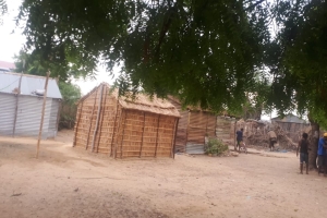 Madagaskar köylerinde çocukları sevindirme çikolata dağıtımı 