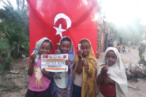 Afrika Madagaskar çocukları sevindirme çikolata dağıtımı Aralık 2022