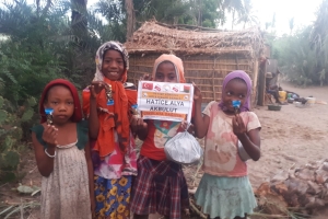 Afrika Madagaskar çocukları sevindirme çikolata dağıtımı Aralık 2022