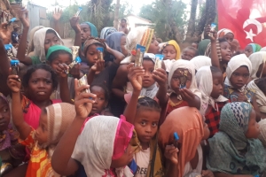 Afrika Madagaskar çocukları sevindirme çikolata dağıtımı Aralık 2022