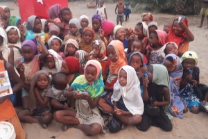 Afrika Madagaskar çocukları sevindirme çikolata dağıtımı Aralık 2022