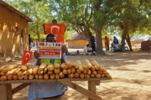 Afrika Çad ülkesinin fakir köylerinde çocuklarıa ekmek dağıtımı yapıldı Aralık 2022