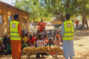 Afrika Çad ülkesinin fakir köylerinde çocuklarıa ekmek dağıtımı yapıldı Aralık 2022