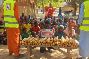 Afrika Çad ülkesinin fakir köylerinde çocuklarıa ekmek dağıtımı yapıldı Aralık 2022