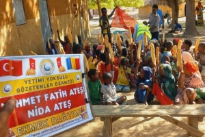 Afrika Çad ülkesinin fakir köylerinde çocuklarıa ekmek dağıtımı yapıldı Aralık 2022